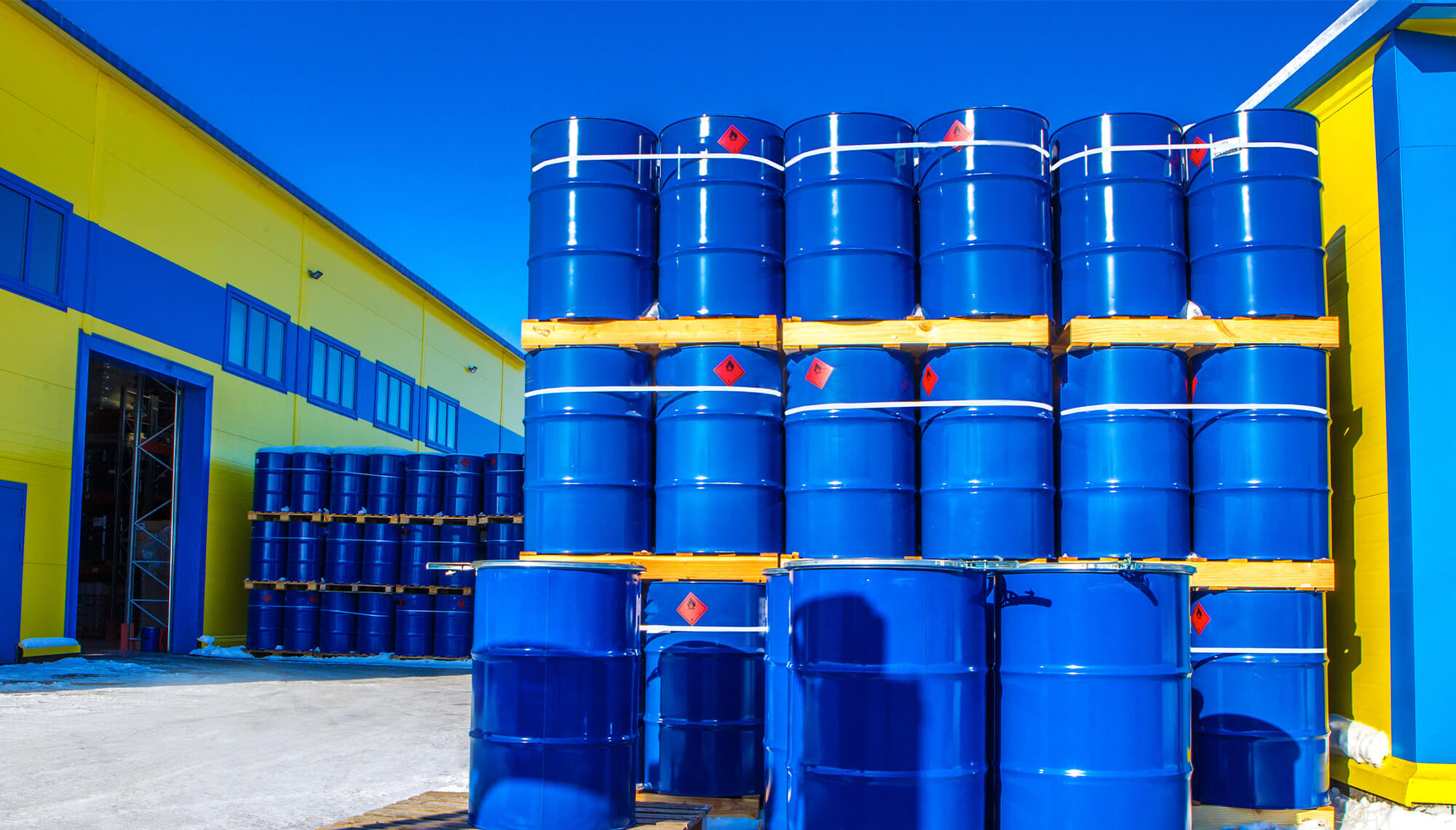 recipientes químicos azuis