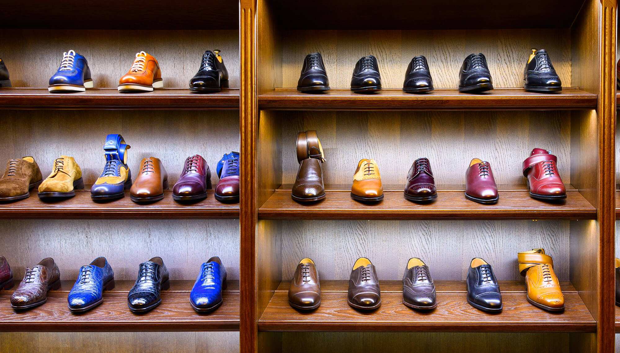 sapatos à venda em exposição no varejo