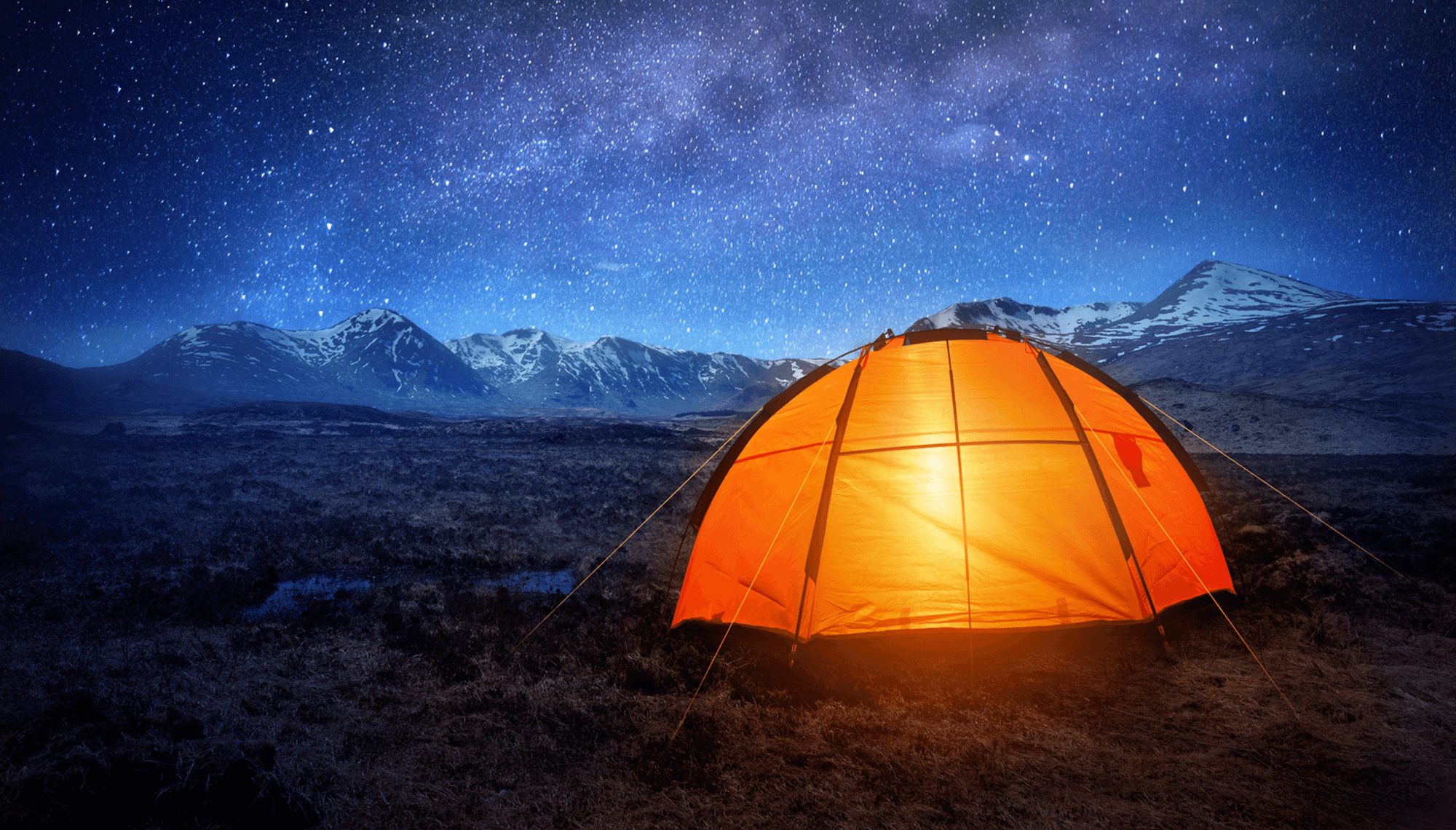 tenda iluminada sob as estrelas