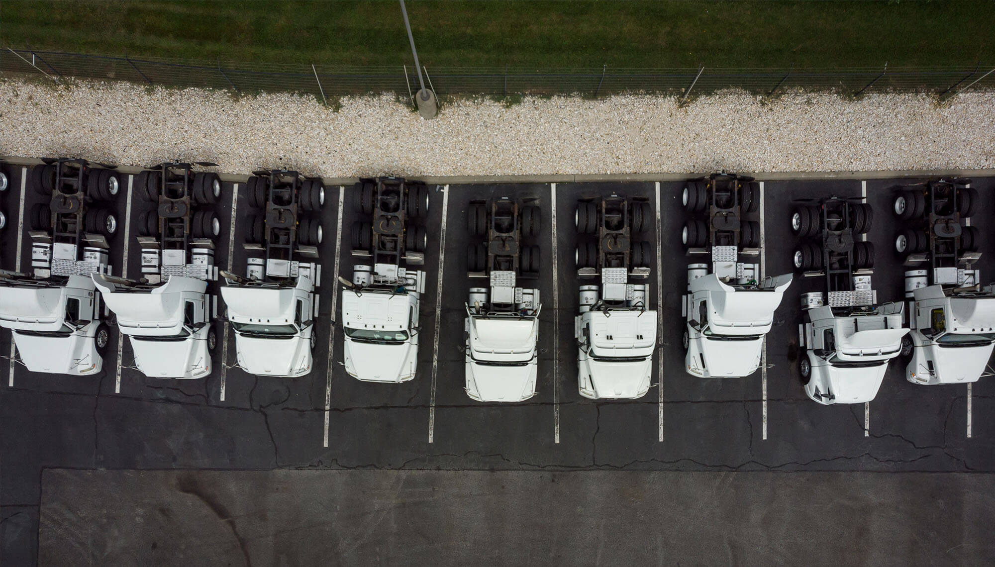 caminhões no depósito