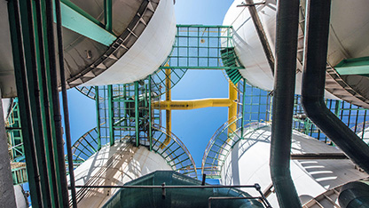 imagem da usina de combustível, vista de baixo