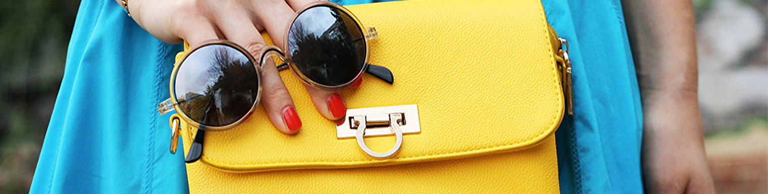 par de óculos e mala amarela