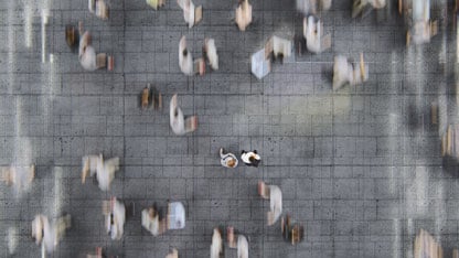 Homem de negócios em meio à movimentada multidão de trabalhadores.