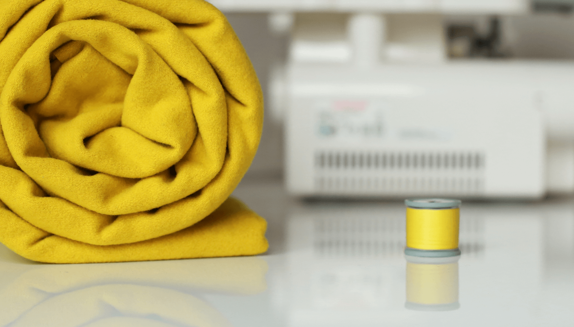 tecido amarelo enrolado