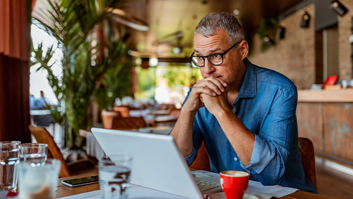 Homem preocupado no computador