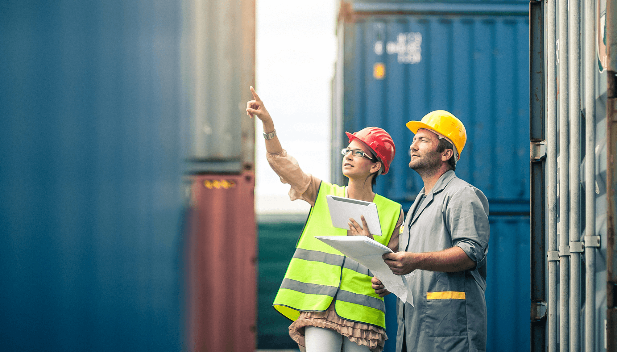 trabalhadores com capacetes no terminal de contêineres