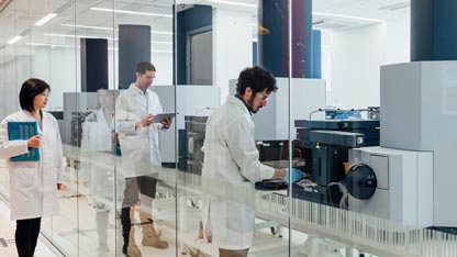 cientistas em ambiente de laboratório