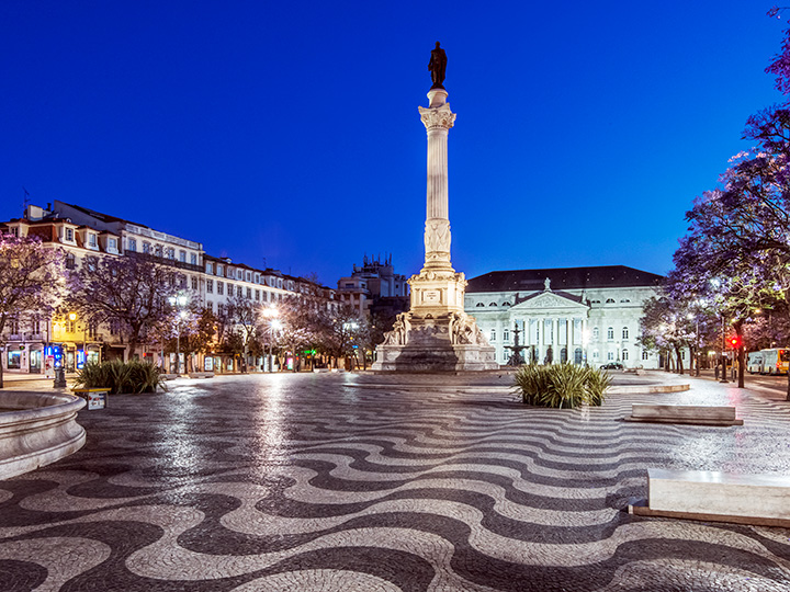 Praça do Rossio iluminada à noite, Lisboa, Lisboa, Portugal
