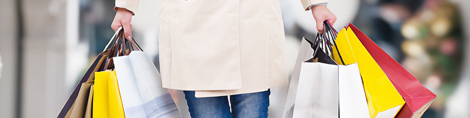 pessoa que transporta sacos de compras