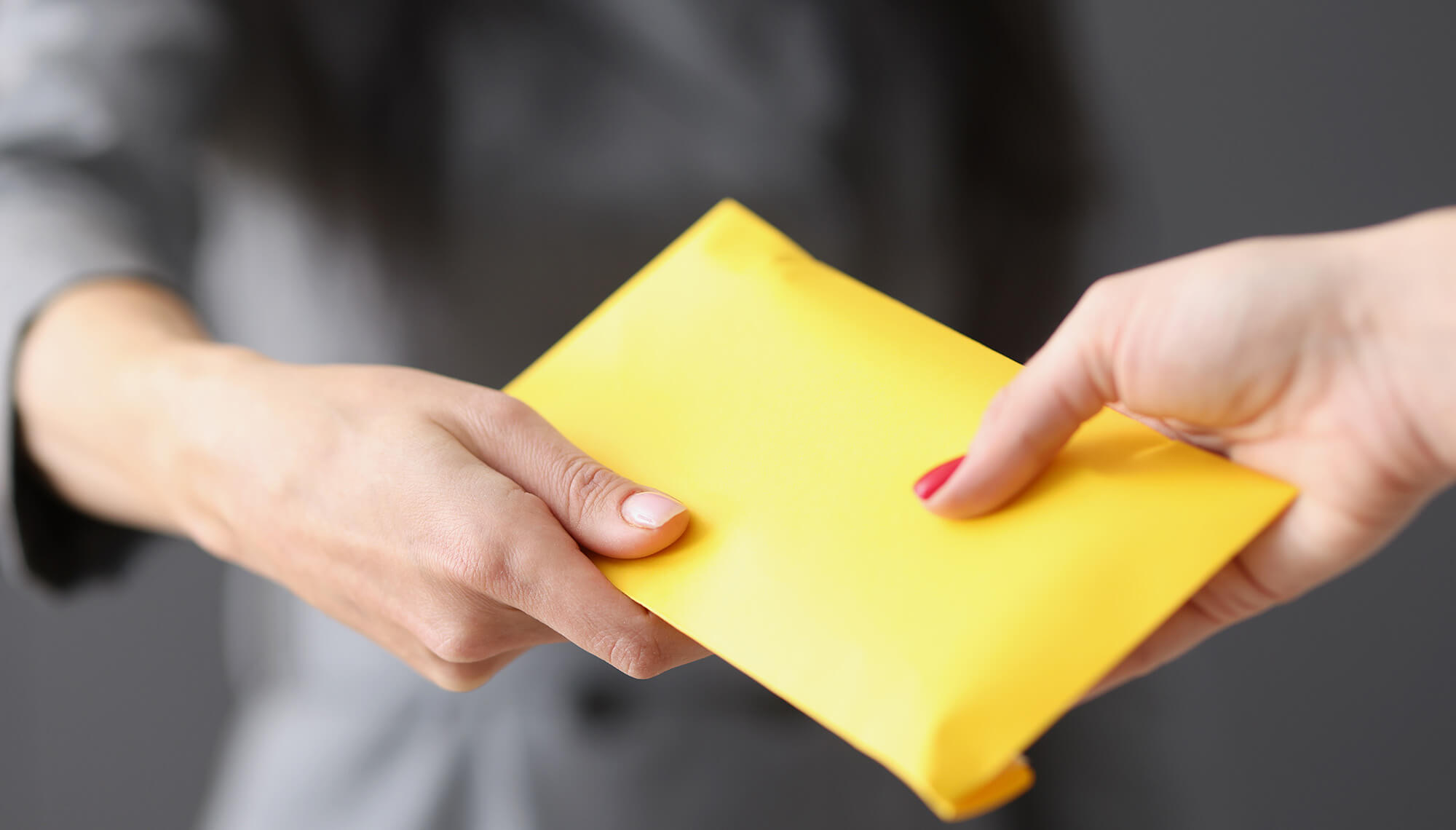 mãos passando envelope inferindo suborno