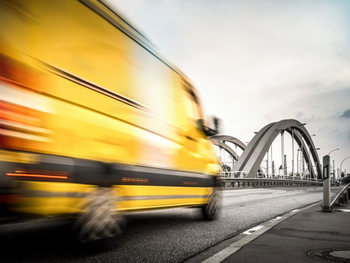van em alta velocidade na estrada